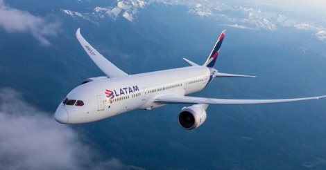 Avião da Latam que viria ao Brasil colide com aeronave argentina em pista no Chile