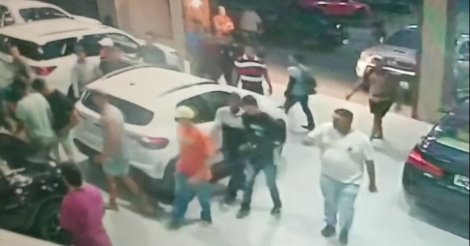 Bando invade concessionária, rende funcionários e foge com 11 carros em SC