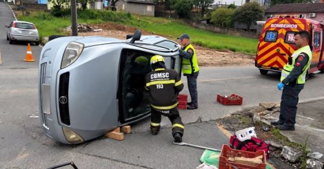 Batida entre dois carros termina com veículo capotado