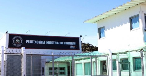 Blumenau / Advogada levanta saia para cliente preso se masturbar dentro de penitenciária 