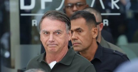 Bolsonaro pede ao STF autorização para receber barbeiro em casa durante prisão domiciliar