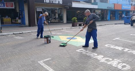 BRASIII / Calçadão de Imbituba recebe pintura especial para a Copa do Mundo; veja fotos