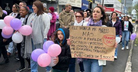 Caminhada alusiva ao Agosto Lilás toma as ruas em Imbituba