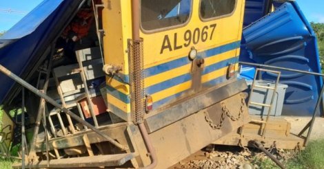 Caminhão colide com veículo ferroviário em Tubarão e dois funcionários ficam feridos