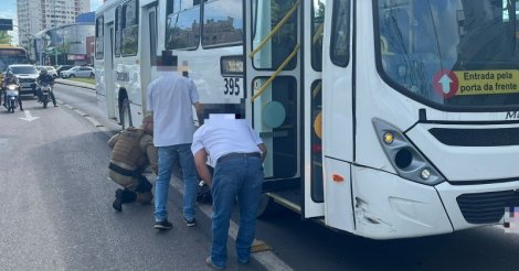 caminhão desce rua de ré e colide com ônibus em Criciúma