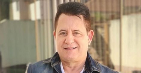 Cantor Marrone se distrai em show, cai de palco e é levado ao hospital; veja quadro de saúde