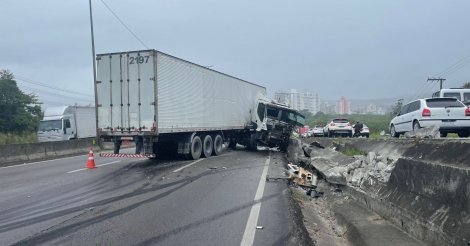 Carreta bate em mureta e bloqueia totalmente o trânsito na BR-101 na Grande Florianópolis