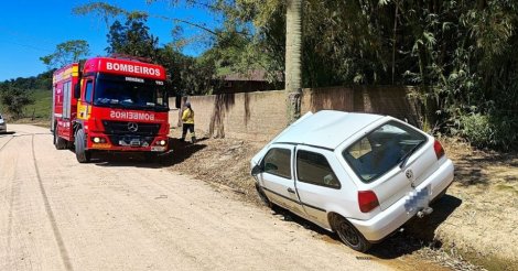 Carro sai da pista, bate em árvore e deixa duas pessoas feridas