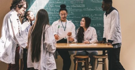 Celulares nas escolas / Lei 15.100/2025 entra em vigor com novas diretrizes