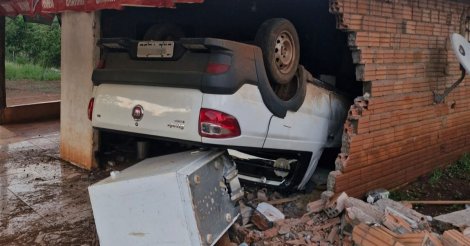 Cena de filme: caminhonete furtada invade bar e termina capotada dentro do local em SC