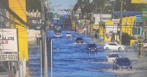Ciclone em SC: maré alta causa alagamentos e complica trânsito em Florianópolis