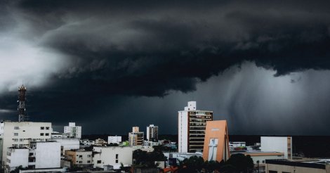 Cinco cidades de SC decretam emergência após tempestades destruírem casas e causarem estragos