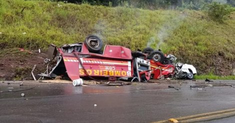 Cinco pessoas morrem após colisão entre caminhão dos bombeiros e carro no RS; dois soldados estão entre as vítimas