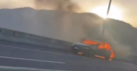 Colisão deixa trânsito lento na volta para casa pós-feriado; carro pega fogo