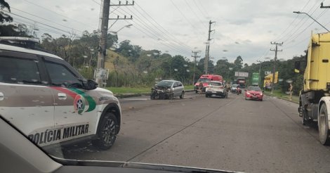 Colisão entre caminhão e carro destrói veículo e deixa motorista ferido em Imbituba