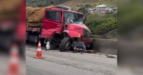 Colisão entre carreta e caminhão interdita faixa da BR-101 em Imbituba