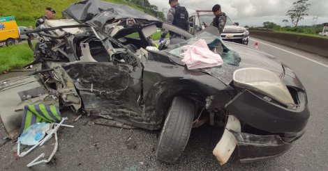 Colisão traseira deixa duas pessoas em estado grave na BR-101