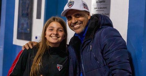 Com passagens pelo Criciúma e bases da região, jogadora de Garopaba brilha no São Paulo e curte férias em casa, onde reencontra ex-treinador