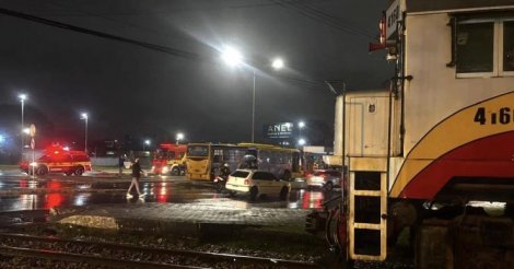 Criciúma / Colisão entre ônibus e trem deixa jovem ferido