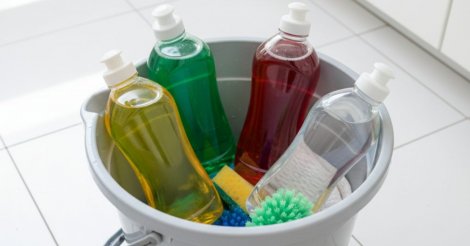 Da louça à roupa: descubra o que limpar com cada cor de detergente líquido