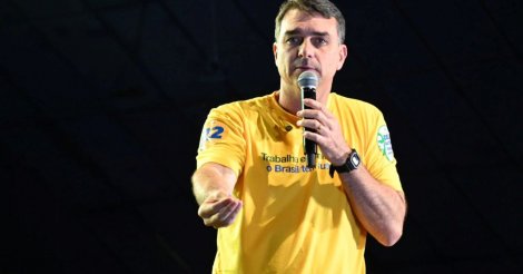 Deixa comigo’: homem é alvo de operação após ameaça de facada contra Flávio Bolsonaro