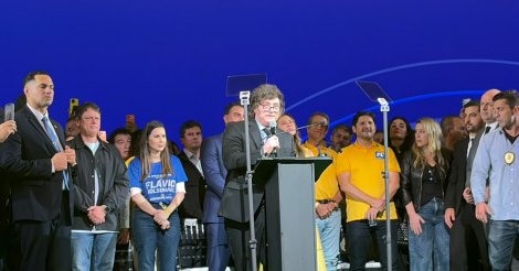 Em convenção do PL, Milei apoia Flávio e afirma que Jair Bolsonaro está ‘injustamente preso’