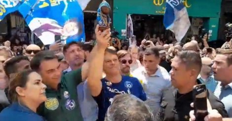 Em meio à polêmica, Flávio e Tarcísio fazem gesto com imagem de Nossa Senhora Aparecida em SP