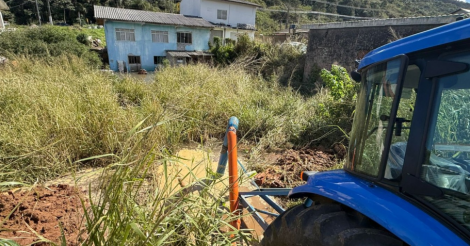 Equipes da Prefeitura atuam na retirada de água de residências no bairro Vila Nova