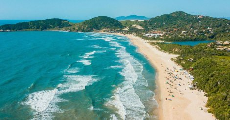 'Escolha o Sul em vez do Norte’: Praia do Rosa, em SC, figura em lista de 100 destinos imperdíveis à beira-mar elaborado por especialistas