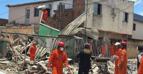 Explosão atinge oito casas, deixa dois mortos e nove feridos; bombeiros buscam cadeirante sob escombros