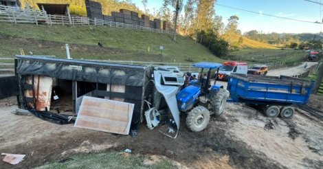 Falha nos freios faz caminhão atingir trator e deixa dois feridos em Tubarão
