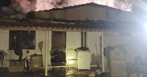 Família acorda com casa em chamas e quatro pessoas conseguem escapar