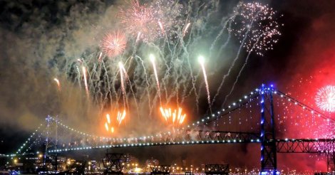 Florianópolis encanta com show de fogos na Ponte Hercílio Luz para celebrar chegada de 2026