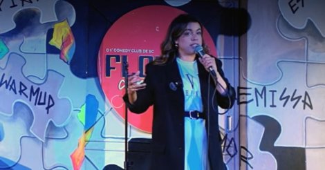 Florianópolis: humorista é atacada durante show após mulher invadir palco e arremessar cadeira