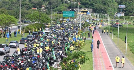 Florianópolis tem ruas tomadas por motos, bandeiras e apoiadores de Flávio Bolsonaro