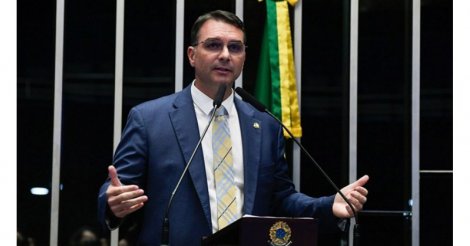 Flávio Bolsonaro diz que desistência do debate da Band foi estratégia para fazer Lula confirmar presença