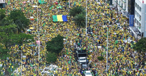 Flávio Bolsonaro reúne Tarcísio, Nikolas Ferreira e outros aliados em ato de campanha na orla de Vitória