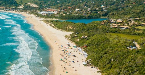Foragido / assalto é localizado curtindo praia/Imbituba/foge por quintais / agride policiais e é imobilizado / preso após perseguição
