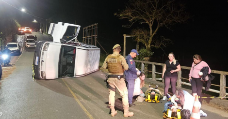 Garopaba / ACIDENTE / Van com trabalhadoras perde o controle e capota no município