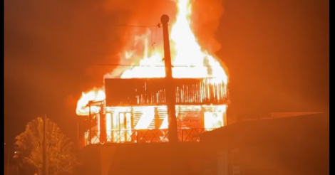 Garopaba / Incêndio atinge residência no município; bombeiros conseguem conter as chamas