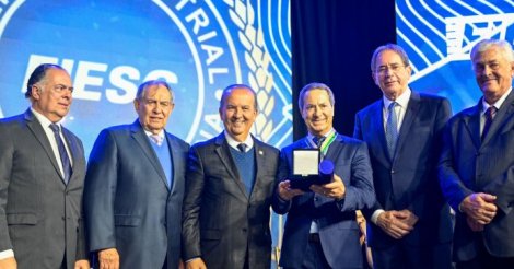 Governador participa de solenidade em homenagem a personalidades e instituições que contribuíram para o desenvolvimento da indústria