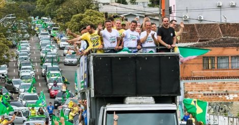 Governadores do Sul realizam motociata em Curitiba em apoio a Flávio Bolsonaro