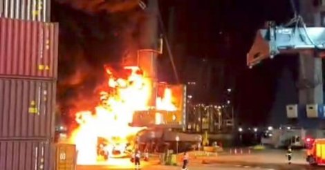 Guindaste pega fogo e fica totalmente destruído no Porto de Itajaí