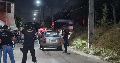 Homem é morto a tiros com bebê no colo em Florianópolis; criança foi baleada