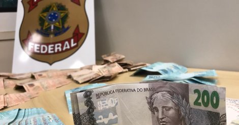 Homem é preso pela PF ao receber pacote com cédulas falsas de real em SC