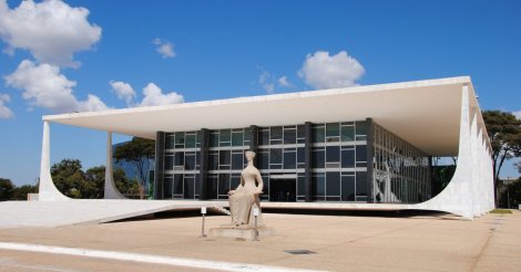 Homem tenta entrar no STF, é contido por seguranças e diz ser ‘imperador das Forças Armadas do Brasil’