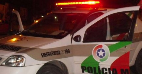 Homens furam barreira policial em cidade/SC e abandonam carro com dinheiro/arma/roupas
