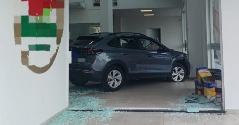 Idosa confunde pedais, invade loja de tintas e acaba hospitalizada em SC