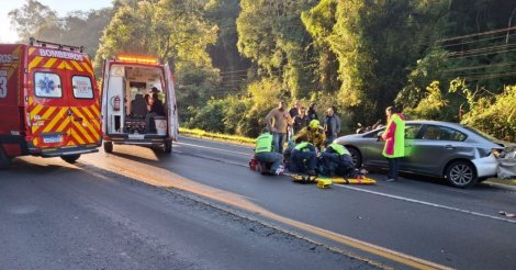 Idosa sai do carro para ver acidente com cinco veículos e acaba atropelada em SC