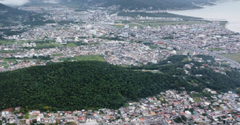 Iluminação pública em Biguaçu tem licitação suspensa por suspeita de superfaturamento milionário